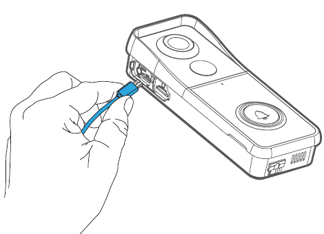 Tilslutning af opladerkabel til Micro USB-porten på dørklokken