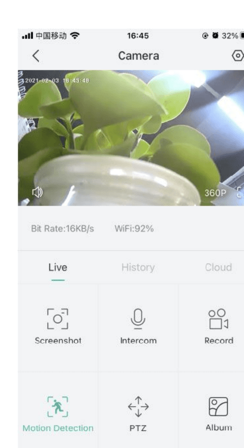 Kameraets livevisning i appen med fanerne Live, Historik, Sky samt kontrollerne Skærmbillede, Samtaleanlæg, Optag, Bevægelsesregistrering, PTZ og Album